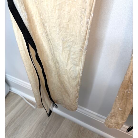 Free People We Are HAH Jump On It Velvet Jumpsuit In Almond Milk Size Small New - Picture 10 of 16